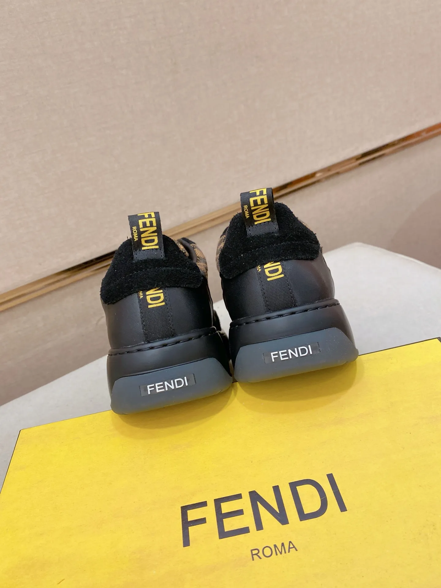 Men's shoes 💰 440💰 (fendi) New style 👊🏻 upper 🇮🇹 imported cowhide fabric 🇩🇪 lining imported sheepskin lining. The original outsole is molded to highlight the identity of every man, and the upper foot is elegant and stable🚶🏻🚶🏻The high-end custom counters reproduce the original version📯No matter the wind or rain, the shoe last remains unchanged and can withstand the verification of time🔍️,🔵 Size: 38-44